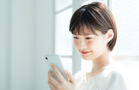 スマホを見る女性